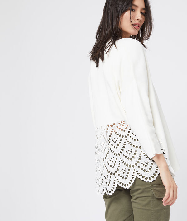Pull en coton à broderies ecru.