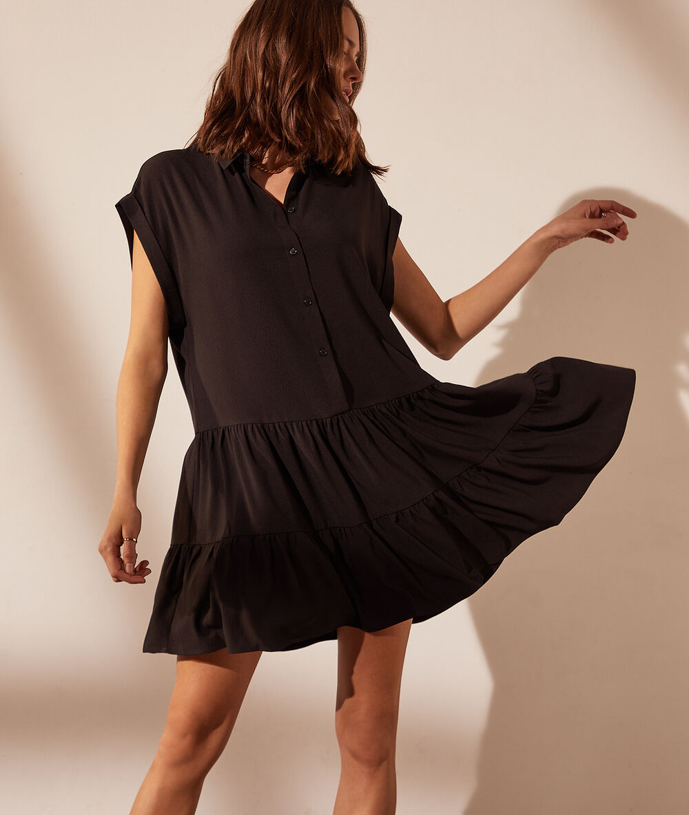 Robe chemise évasée noir.