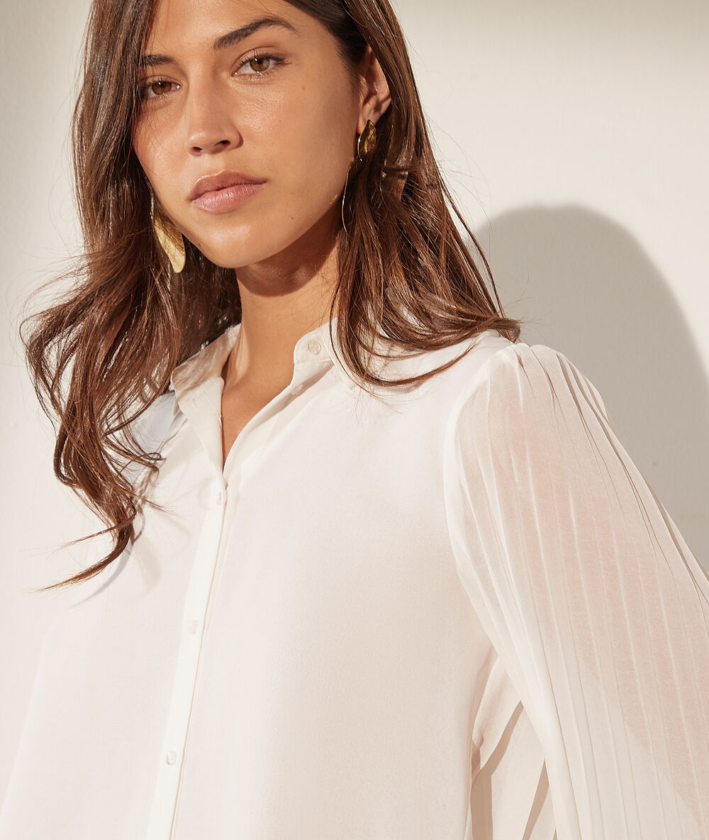 Chemise manches plissées ecru.