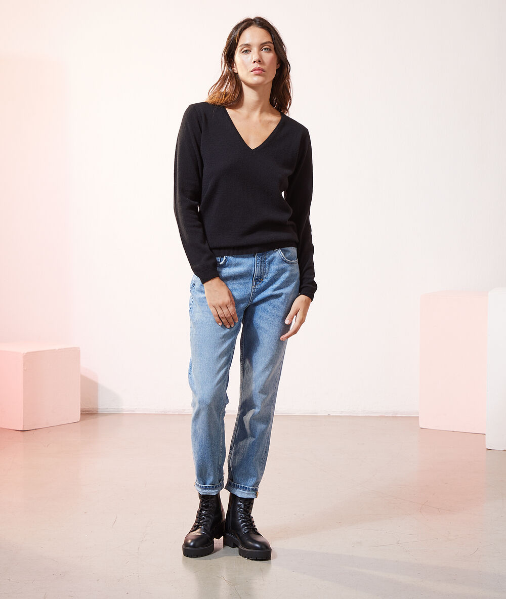Pull col v en cachemire noir.
