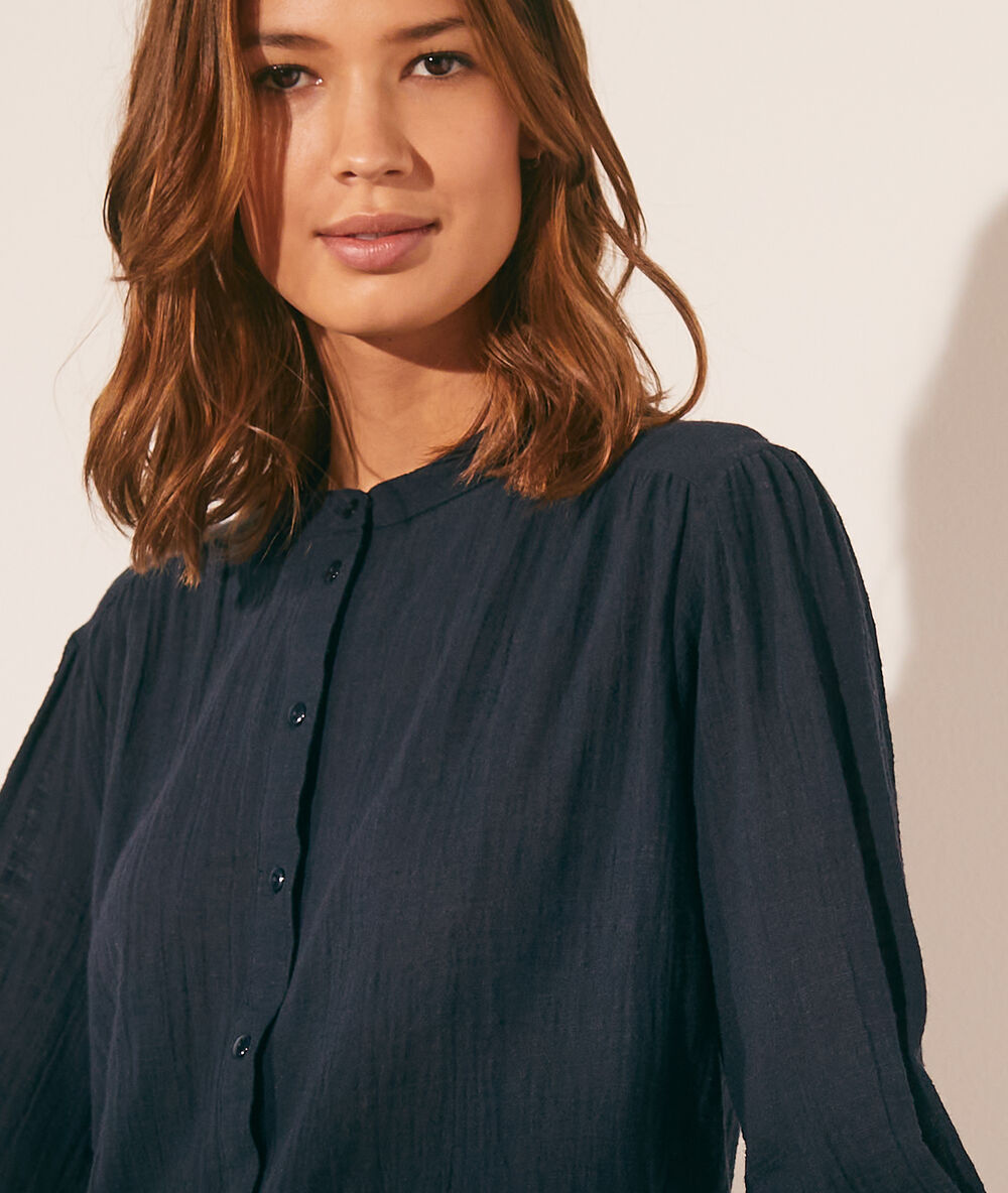Chemise bleu marine.