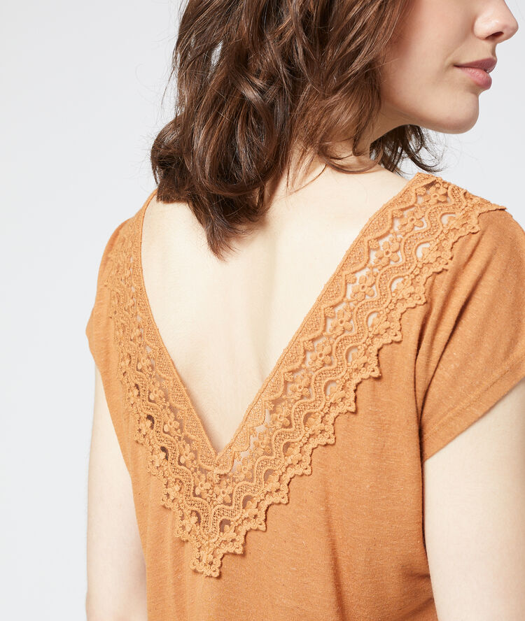 T-shirt à decolleté guipure orge.