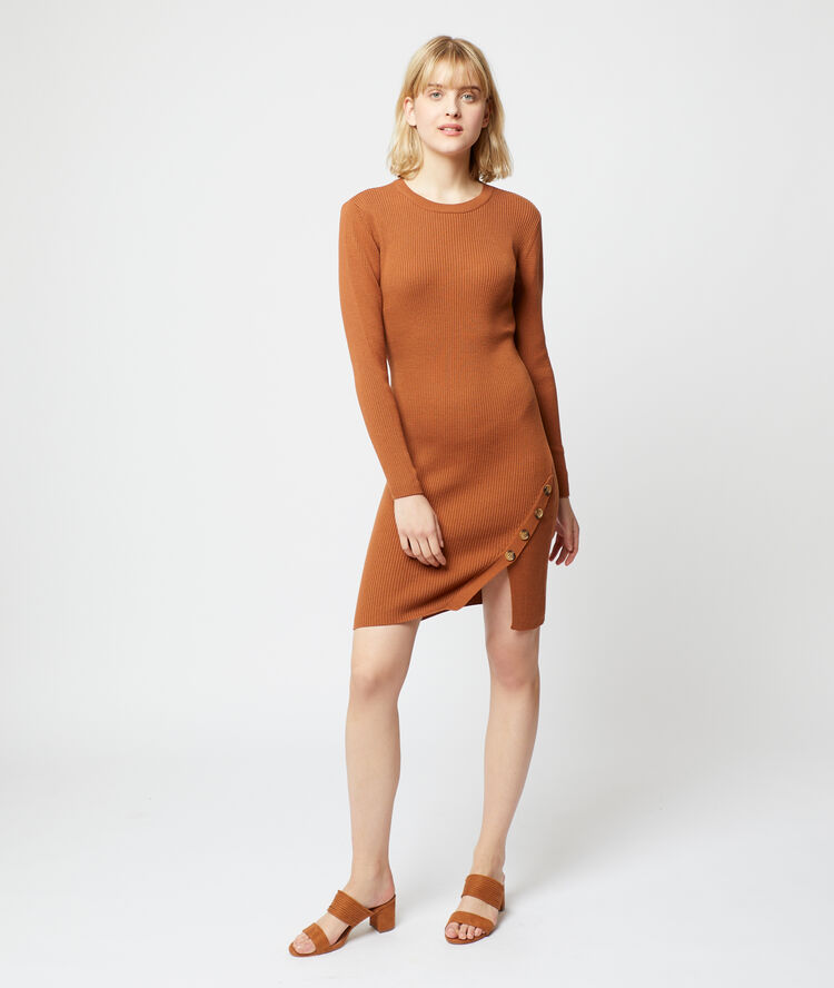 Robe pull fendue terre.