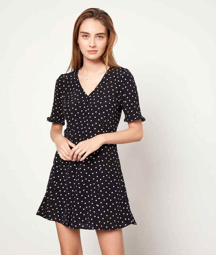 Robe boutonnée à pois noir.