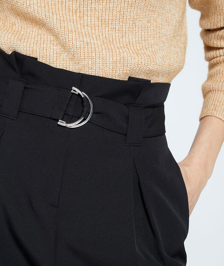 Pantalon carotte ceinturé noir.