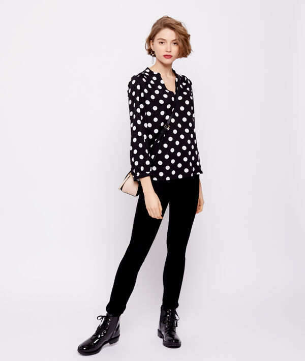 Blouse col tunisien à pois noir.