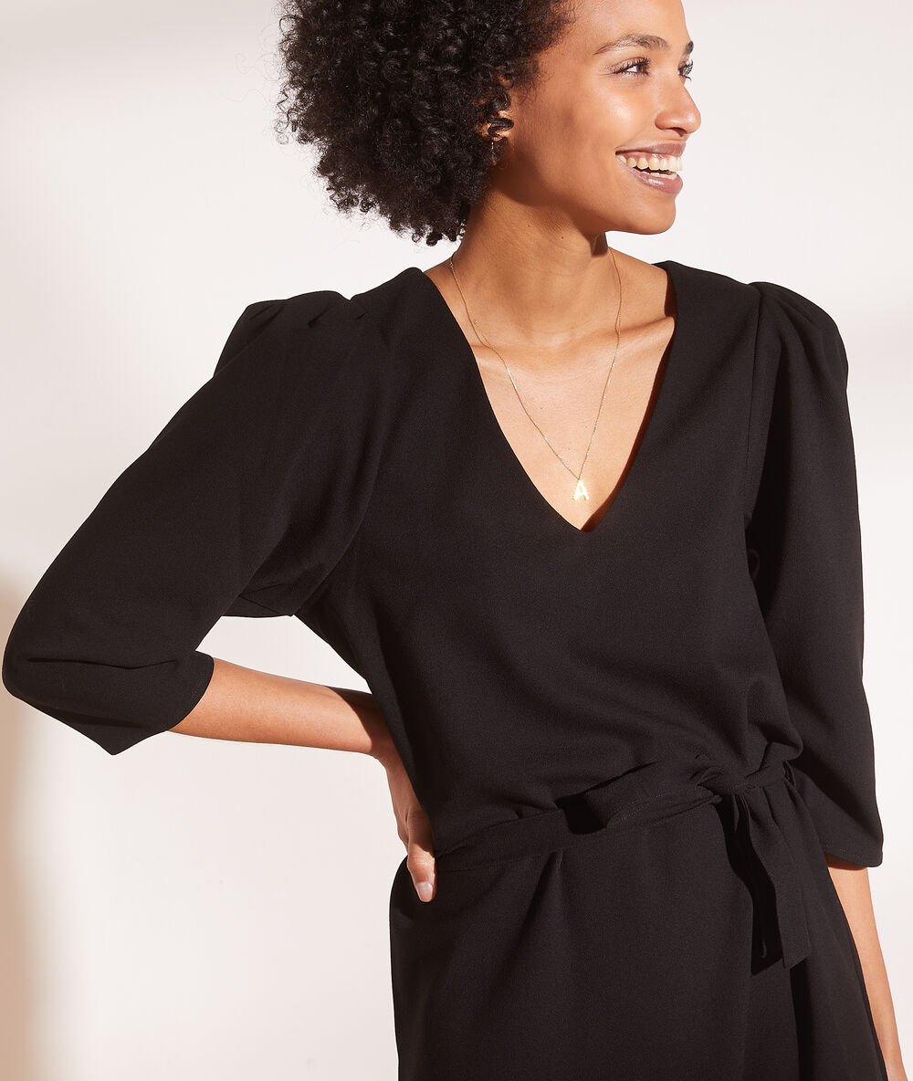 Robe courte ceinturée noir.