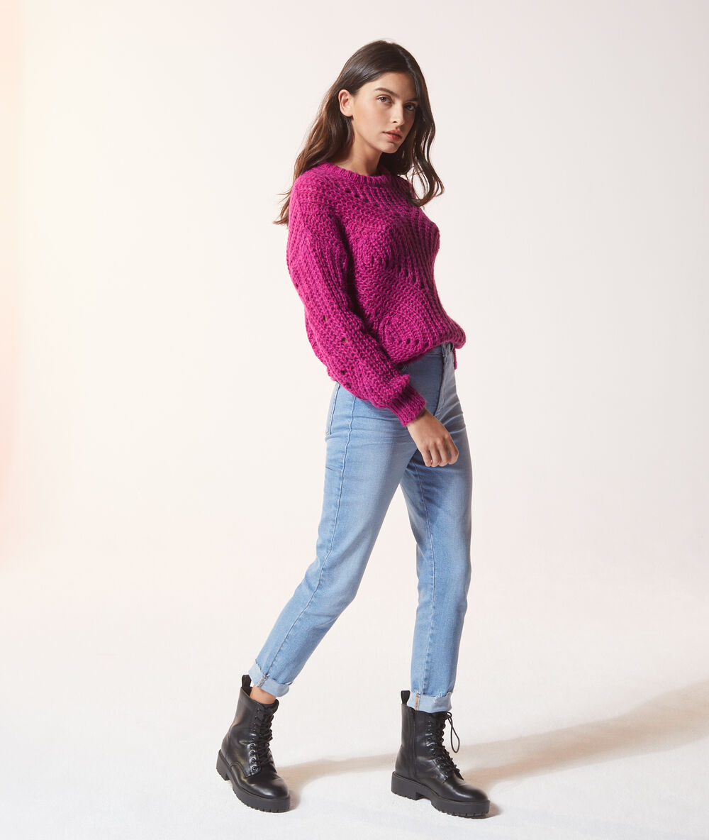 Pull en maille ajourée rose framboise.