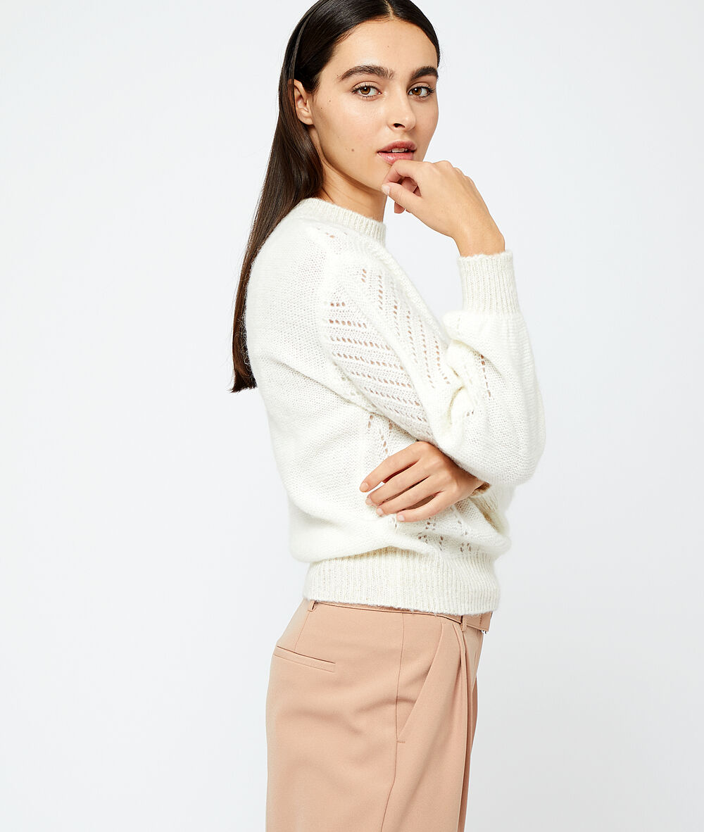 Pull en maille ajourée ecru.