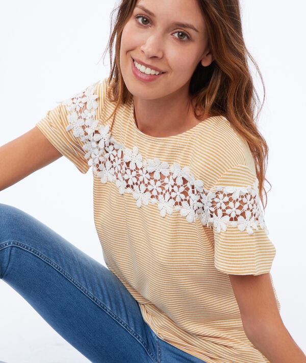 T-shirt avec dentelle fleurie T-shirt avec dentelle fleurie