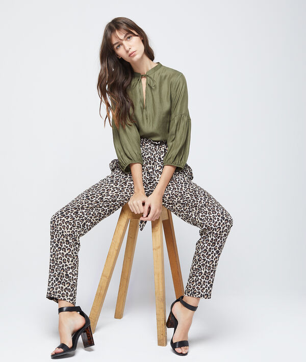 Pantalon carotte à imprimé léopard noir.