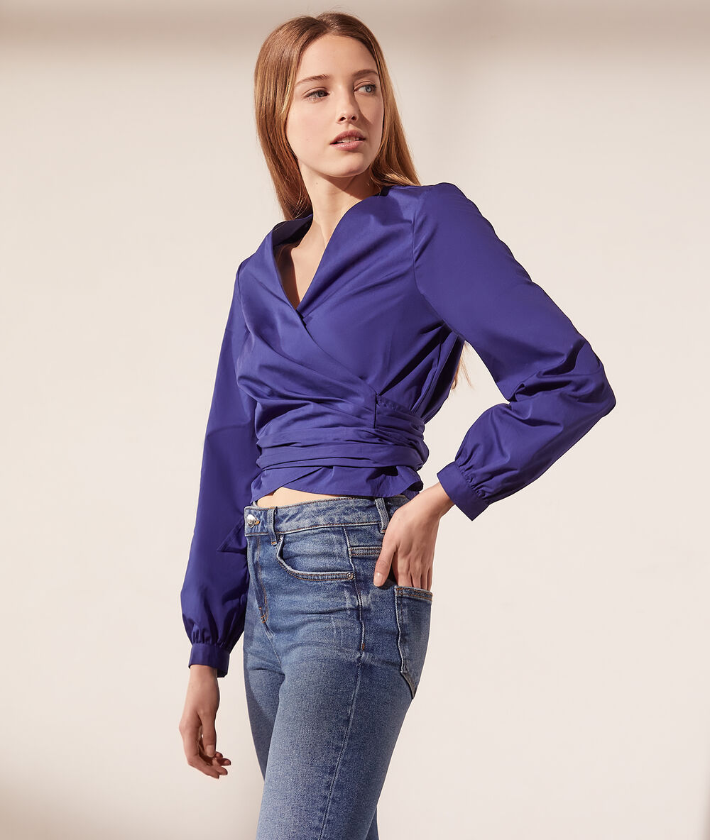 Blouse cache-cœur indigo.