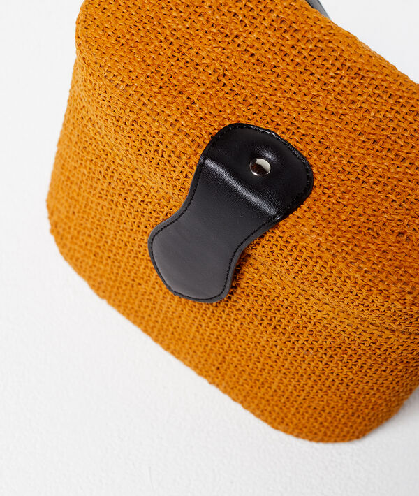 Sac rigide en raphia epice.