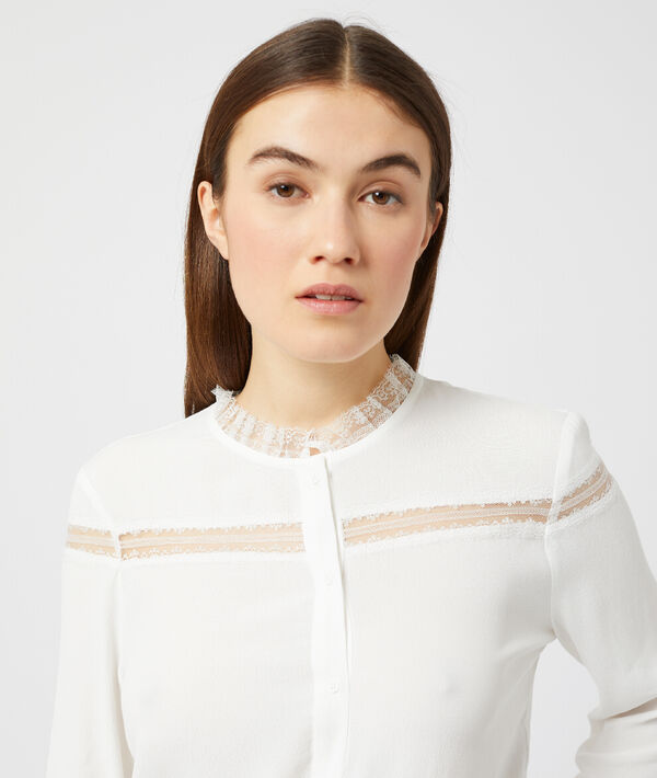 Blouse col montant à guipure ecru.