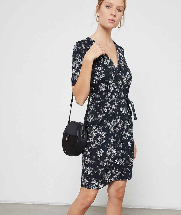 Robe cache-coeur imprimé fleuri noir.