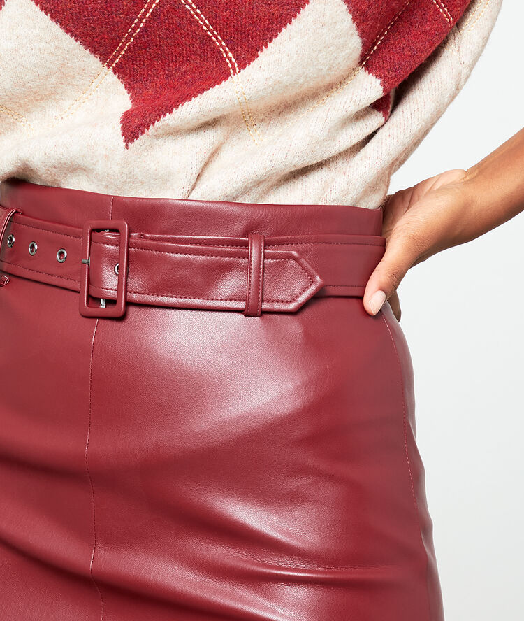 Jupe midi simili cuir bordeaux.