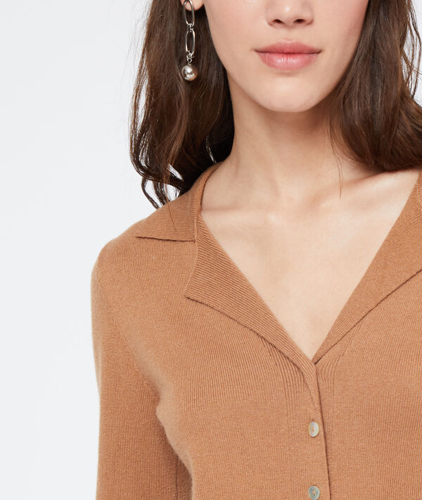 Cardigan à col chemisier camel.