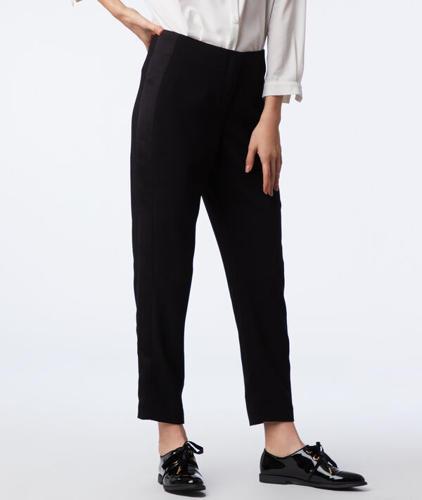 Pantalon de smoking noir.