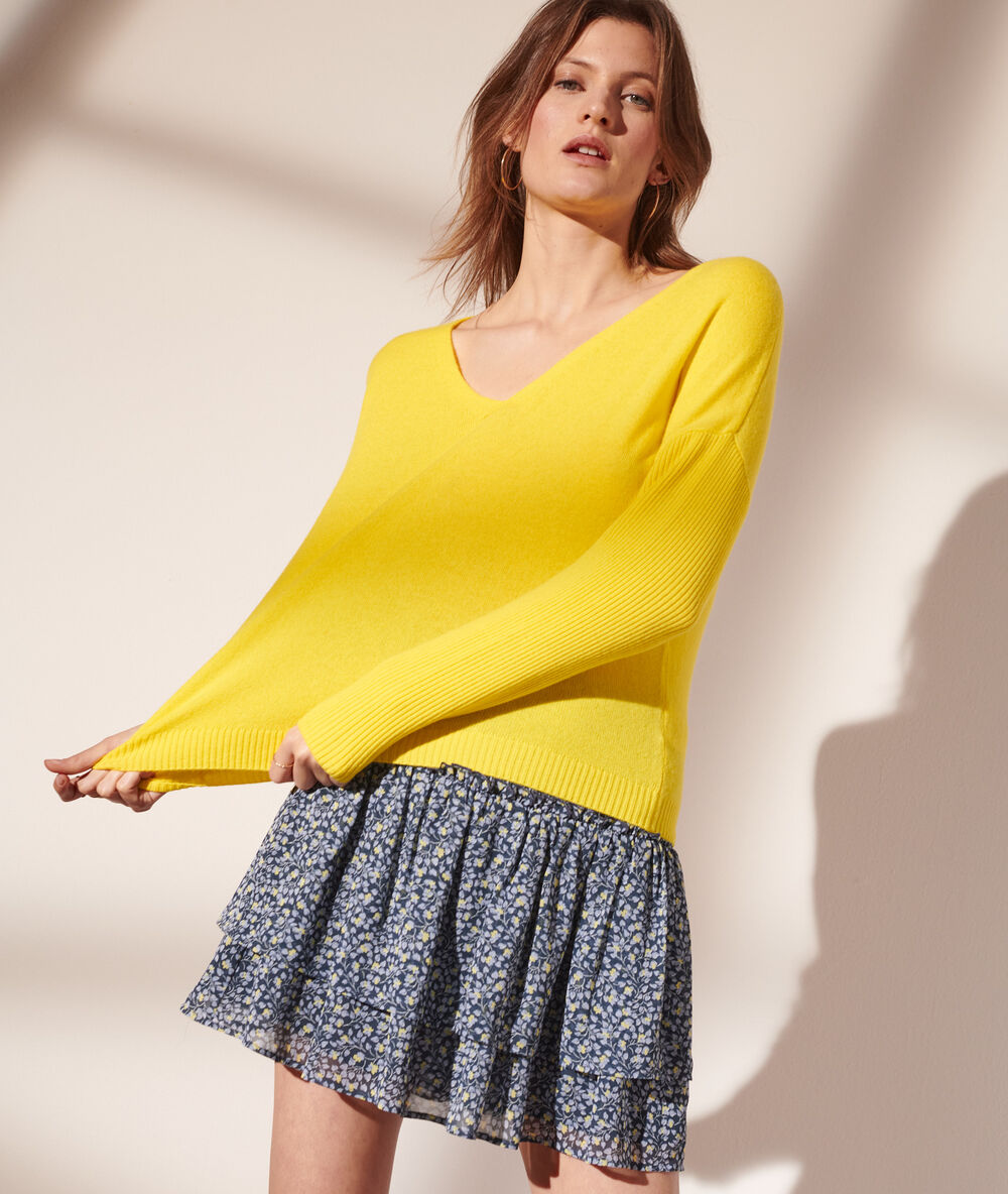 Pull col v laine et cachemire jaune pale.