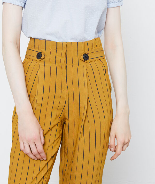 Pantalon carotte à rayures moutarde.