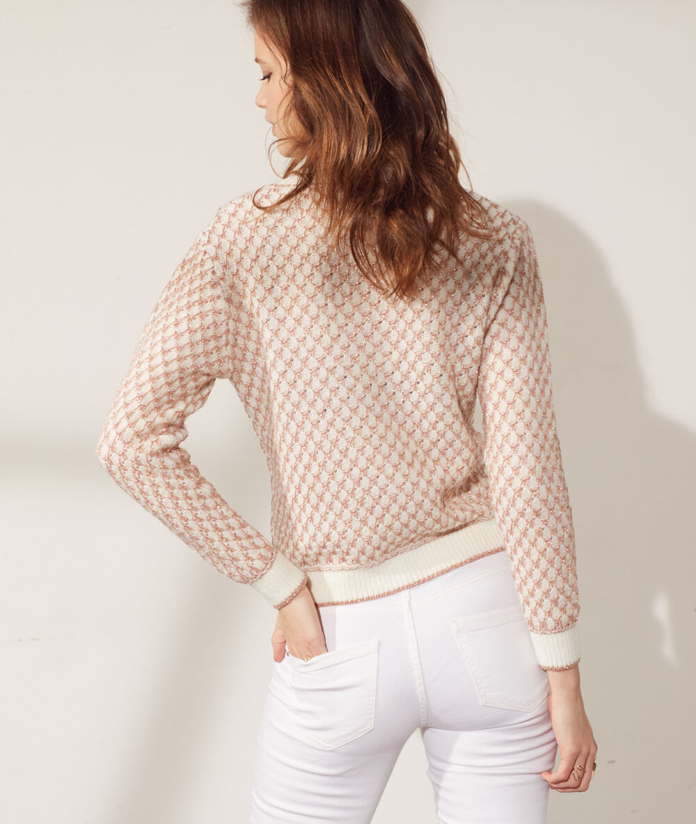 Pull en maille à fils métallisé ecru.