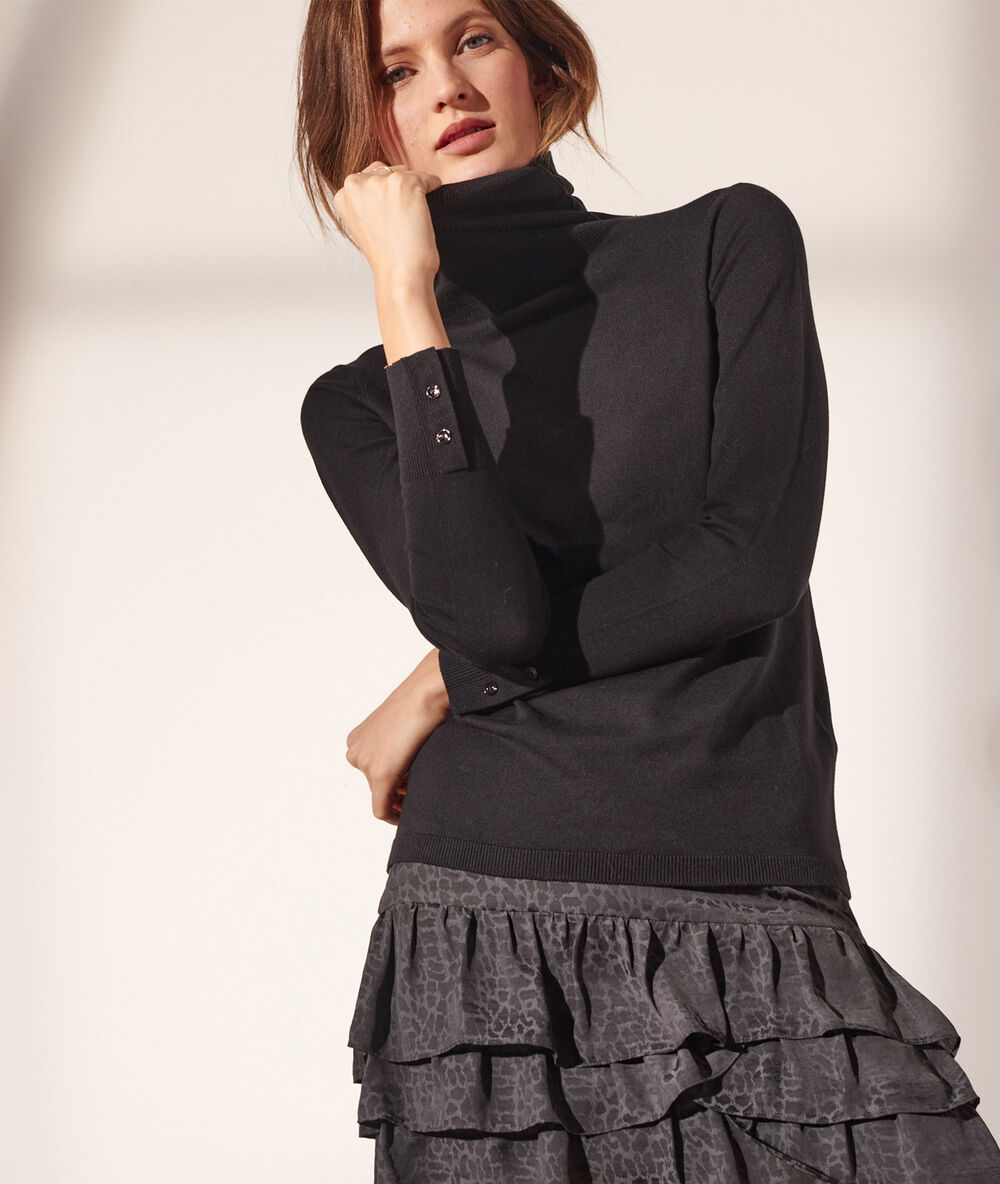 Pull fin col roulé noir.