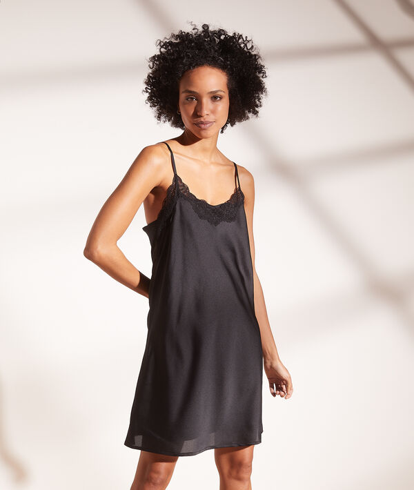 Robe satinée 2 en 1 - brassière intégrée Robe satinée 2 en 1 - brassière intégrée
