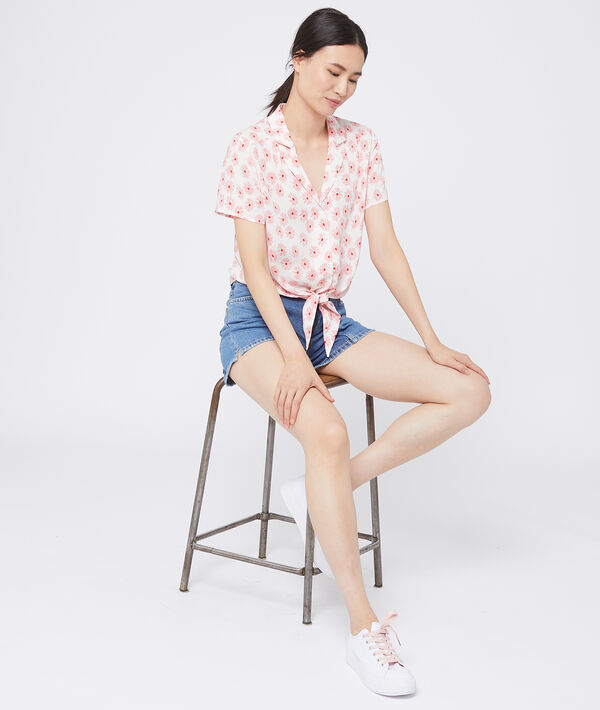 Chemisier noué à imprimé fleuri rose pale.