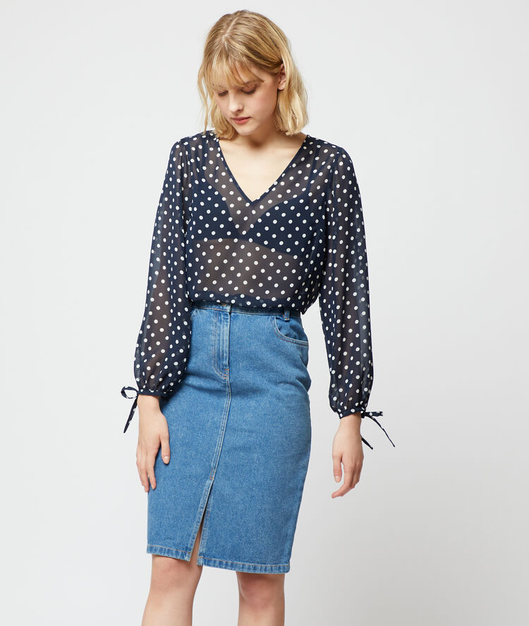 Blouse transparente à pois marine.