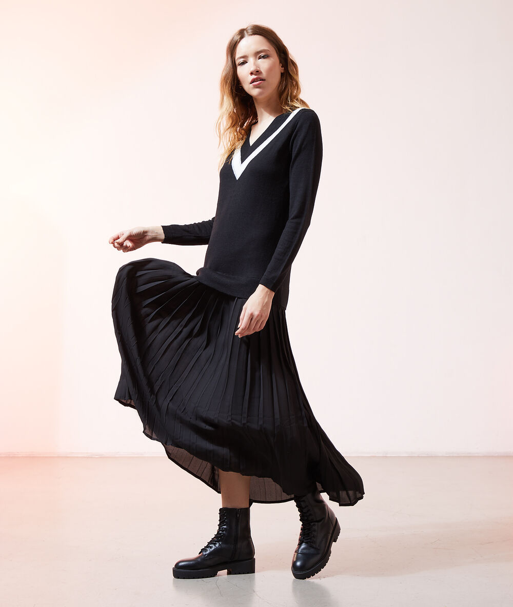 Robe col v en maille fine noir.