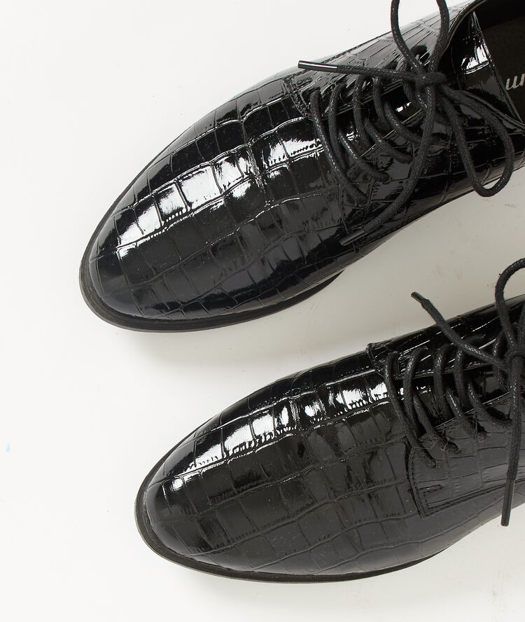 Derbies vernis effet croco noir.