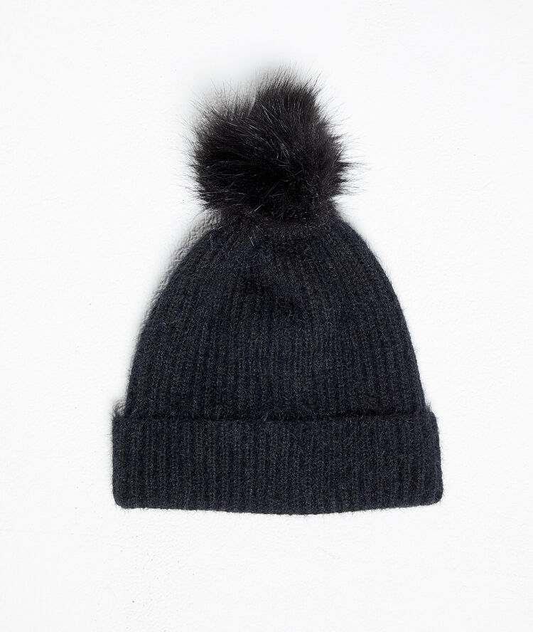 Bonnet à pompon noir.
