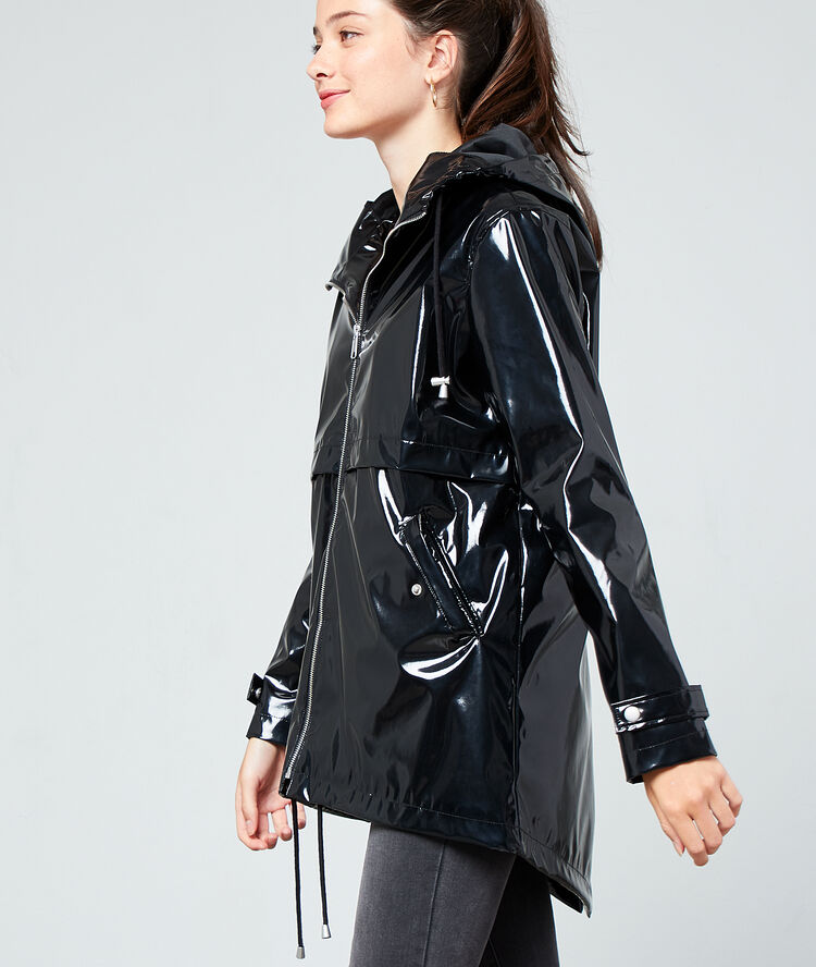 Imperméable à capuche effet vinyle noir.