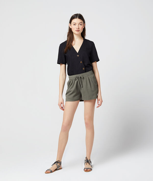 Short fluide à nouer kaki clair.