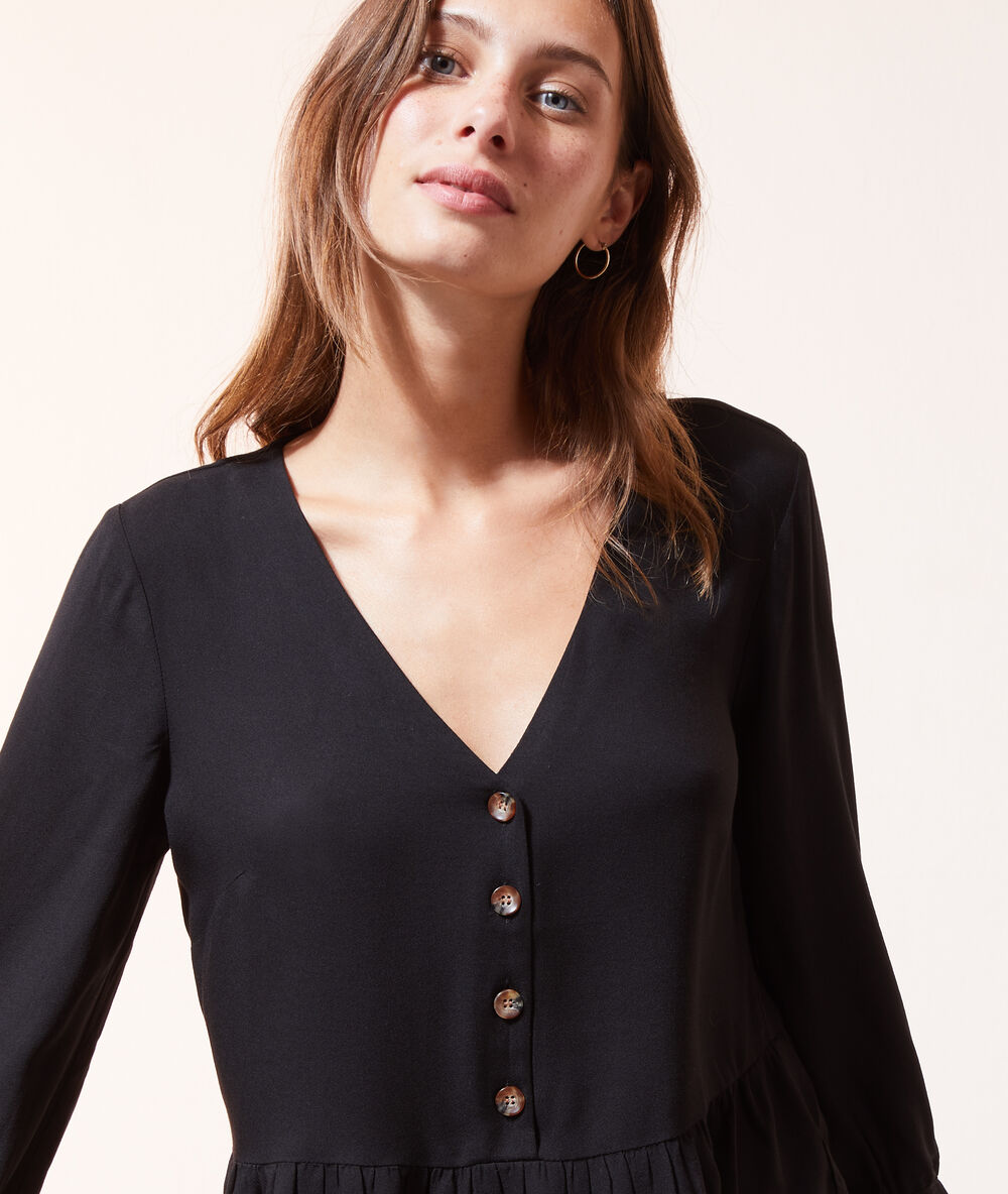 Blouse volantée à boutons noir.