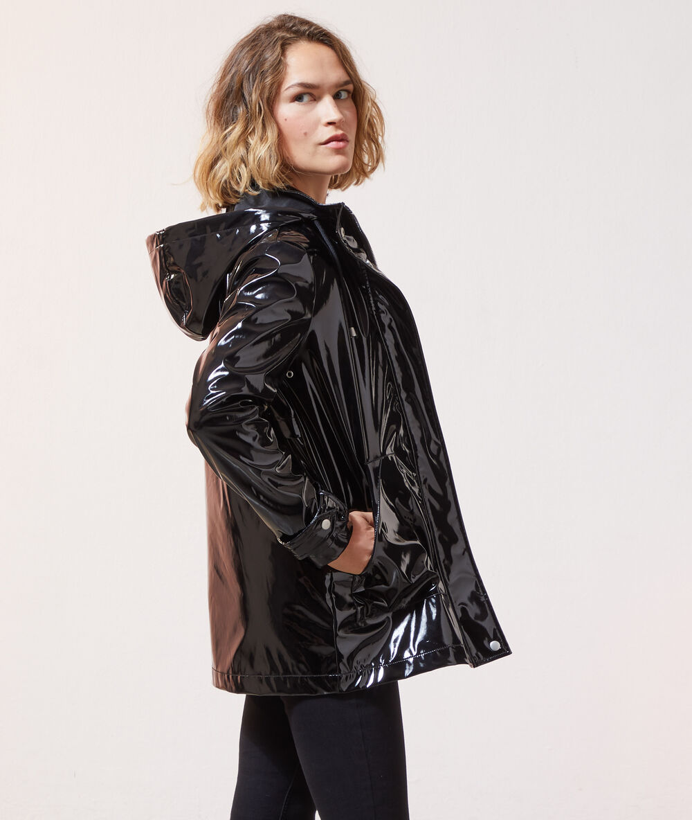 Imperméable effet vernis noir.