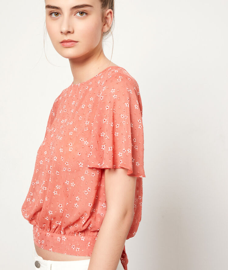 Blouse à fleurs et plumetis bois de rose.