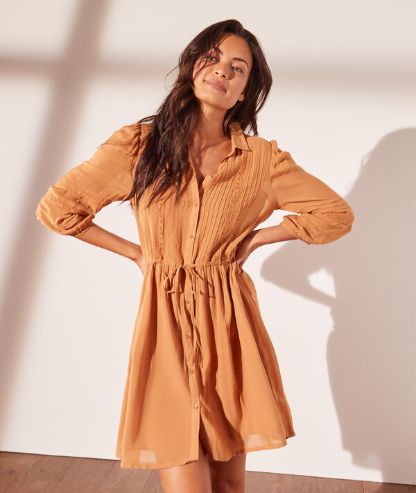 Robe courte détails ajourés Robe courte détails ajourés