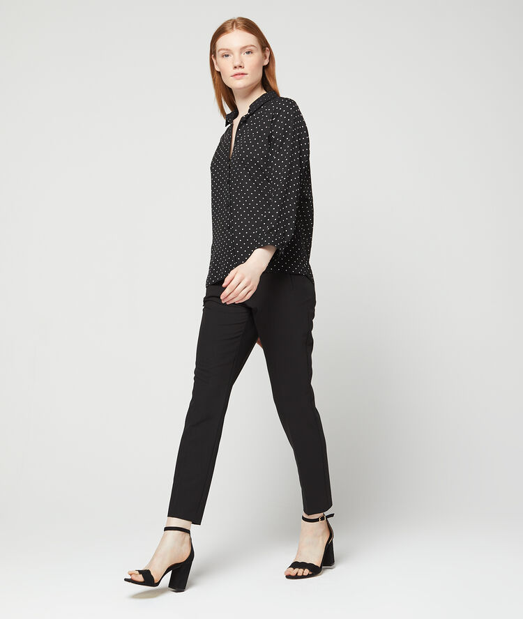 Chemise à pois noir.