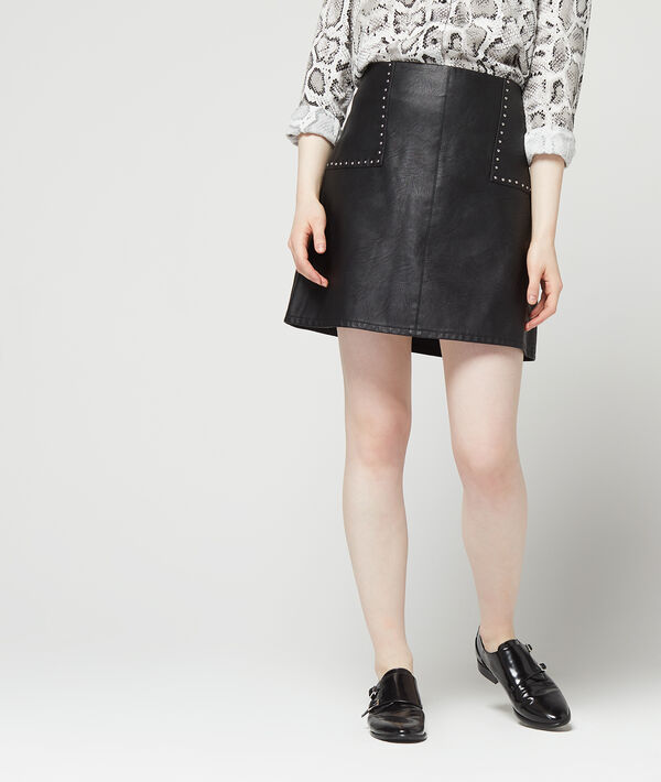 Jupe simili cuir cloutée noir.