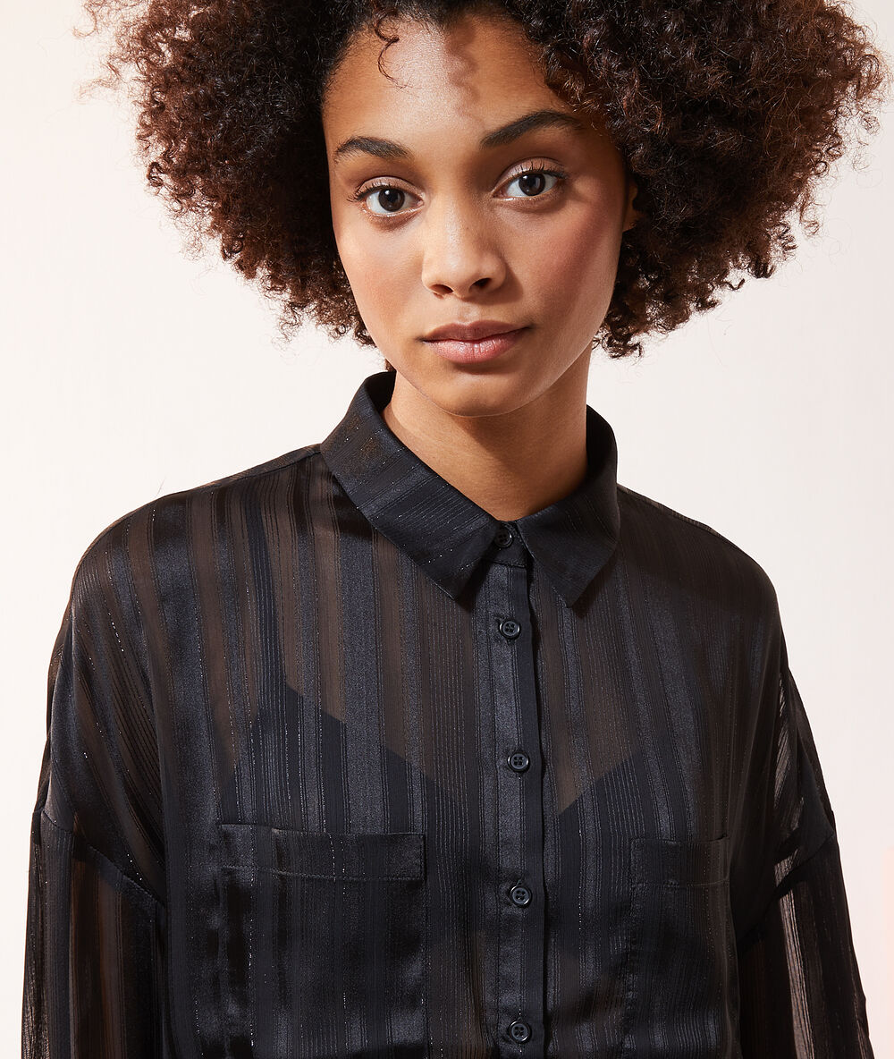 Chemise rayée à fils métallisés noir.