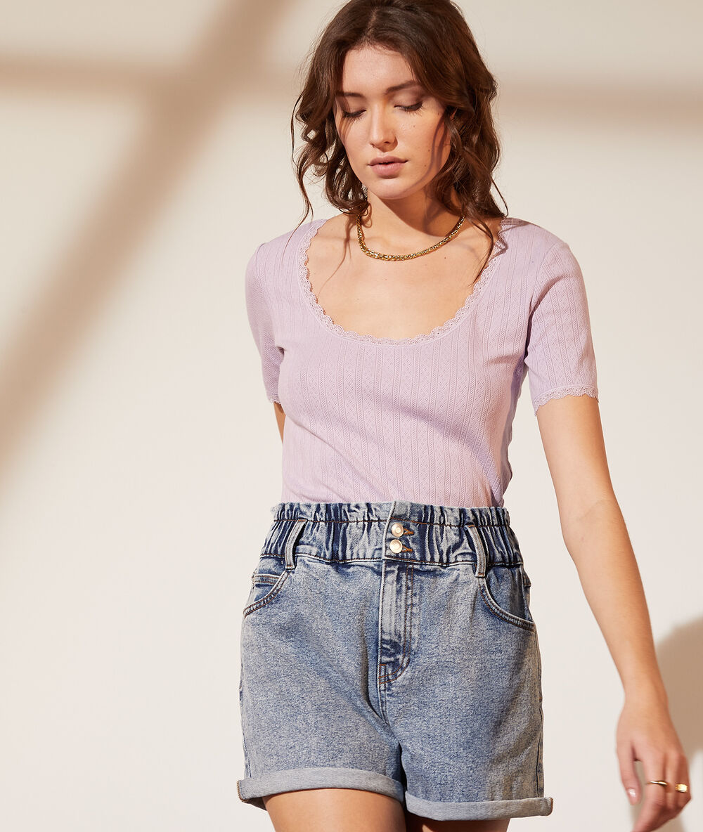 T-shirt pointelle en coton bio détails en dentelle lilas.