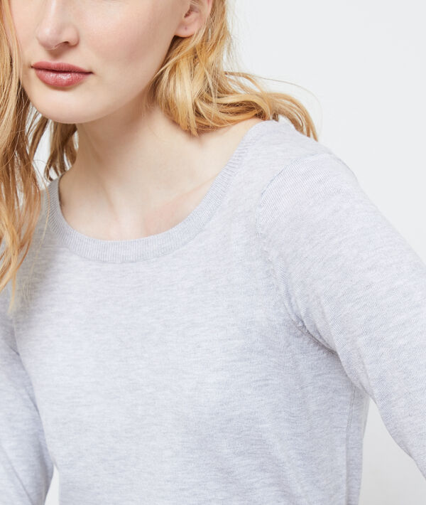Pull col rond en maille fine gris chine clair.