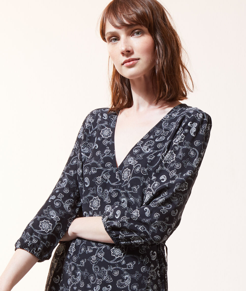 Robe cintrée imprimé fleuri noir.