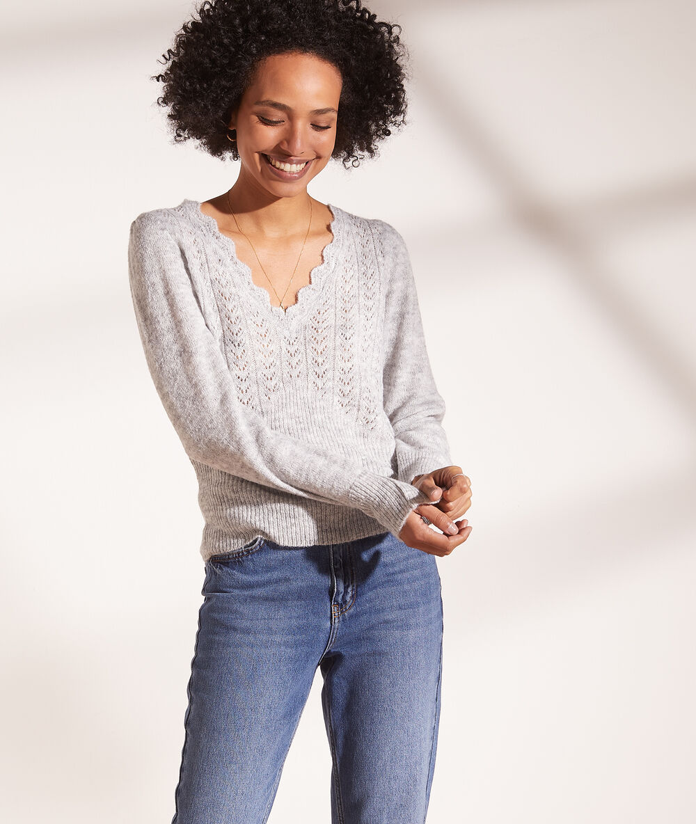 Pull pointelle col v gris chine.