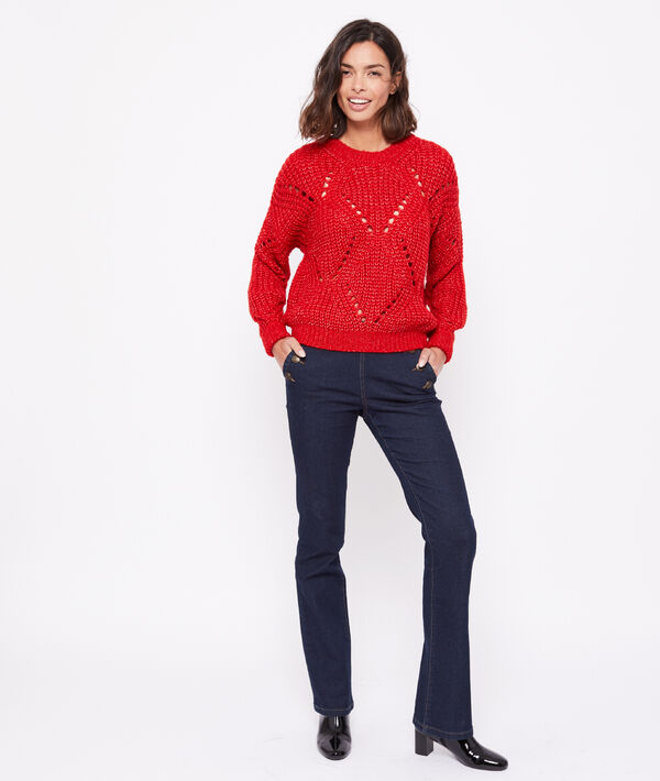 Pull en grosse maille rouge.