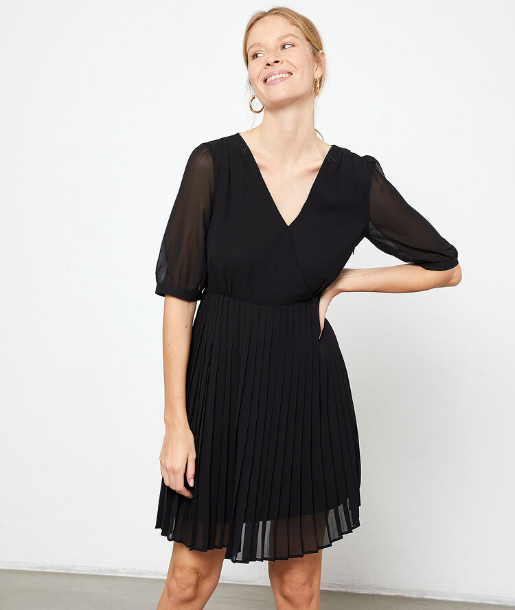 Robe plissée noir.