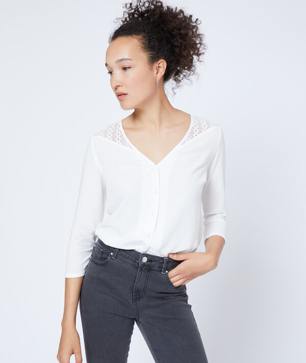 Blouse boutonnée à guipure ecru.