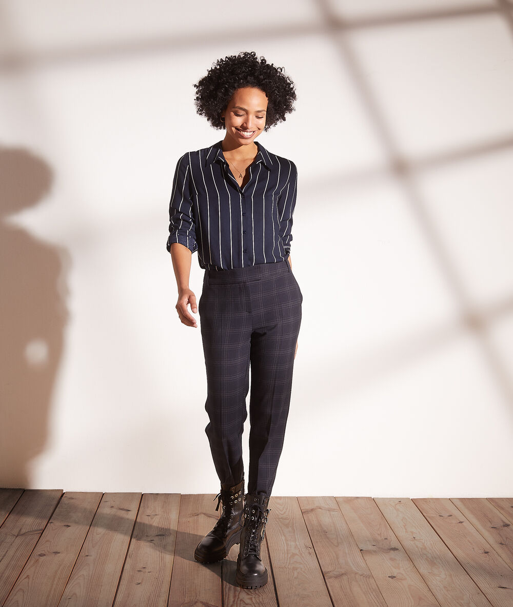 Chemise rayée marine.