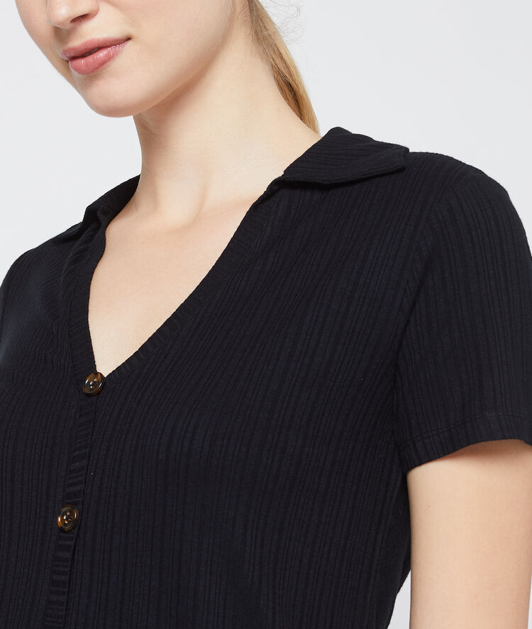 Polo côtelé et boutonné noir.